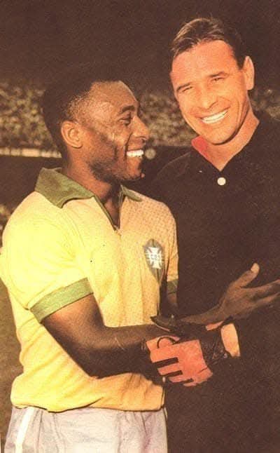 C7Antunes's tweet photo. @Roberto23976511 @1eozinho01 Segundo Pelé, em uma entrevista de 83,Yashin foi o primeiro a chamá-lo de "Rei do Futebol"

Foi na Copa de 58, quando Brasil e URSS se enfrentaram

No dia seguinte, Yashin foi à concentração do Brasil entregar um trofeu a Pelé, dizendo: "para nós nasceu um Rei"

Ele tinha 17 anos https://t.co/iMGkcPnEPI