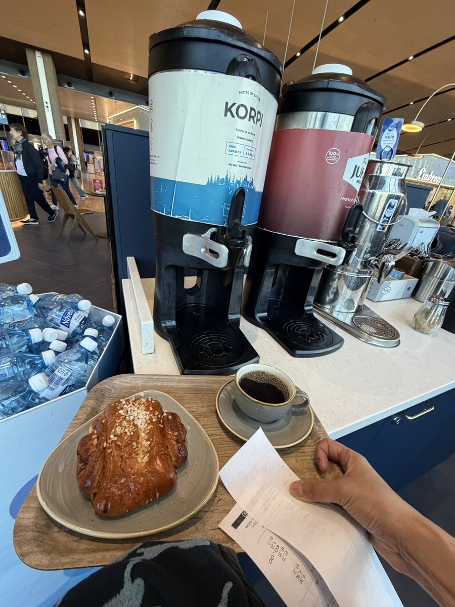 hawawa_usyagi's tweet photo. ヘルシンキの空港で時間潰してます。
前回は6時台のフライトだったけど、JALのコードシェア便にそれが今回なくてダラリ

みんな誰かと来てて楽しそう

イイナア

前も来たトイレにお世話になる
#ヘルシンキ https://t.co/HX0TFBIUlR