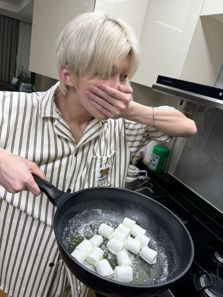 langutmasa's tweet photo. ️

️️ ️️
WhatsApp  |  Aca bawel (@silencehours)

: Mau gak?
: Bantu gue ngupas ini kacang. 

️️ ️️
ㅤ https://t.co/gJbcfl0ppH