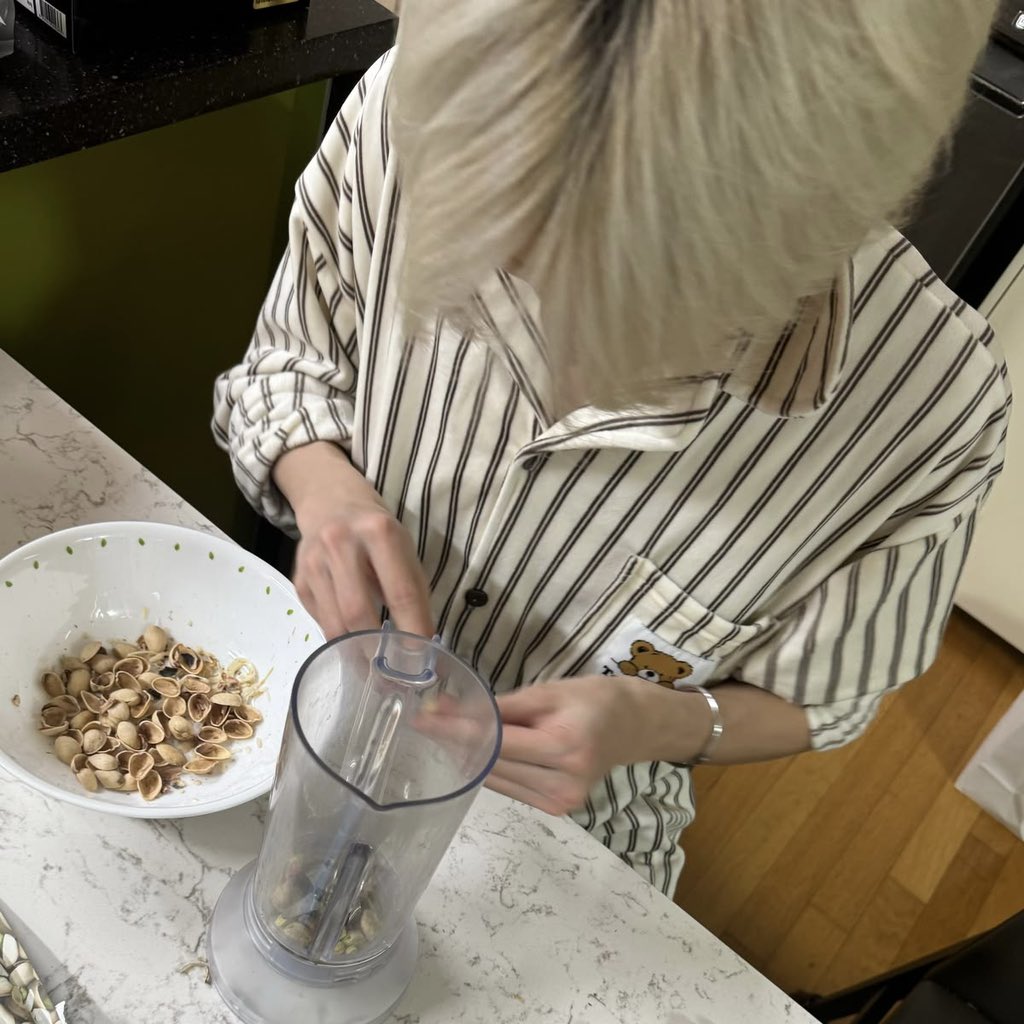 langutmasa's tweet photo. ️

️️ ️️
WhatsApp  |  Aca bawel (@silencehours)

: Mau gak?
: Bantu gue ngupas ini kacang. 

️️ ️️
ㅤ https://t.co/gJbcfl0ppH