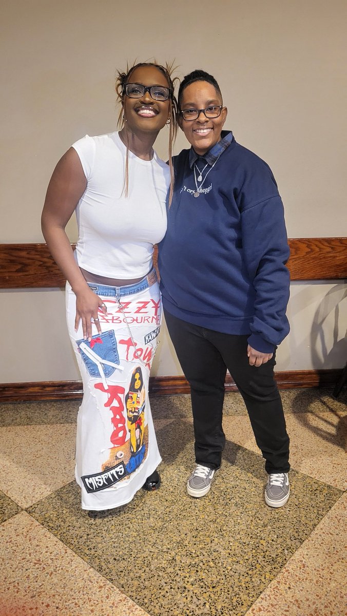 beyondbinary91's tweet photo. @b34tupchanelsss @AccessAmaaraeBR I got to meet her, we talk sometimes, she's called me on the phone and we've had dinner.  😆  She even calls me her Arri. https://t.co/X0jKYvVVmE