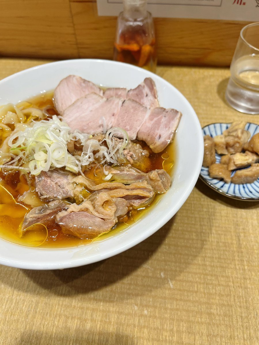 teitoku009's tweet photo. 昨日の恵比寿綾川、冷やし親鶏麺べらぼうに旨かった。
足を伸ばして帝国ホテルまで。
欲しかったプリンは目の前でラスイチを買われるという、大変ショック。
ブルーベリーパイを代わりに。

日曜取置きお願いしてリベンジするかなぁ。 https://t.co/efOtxP3XmZ