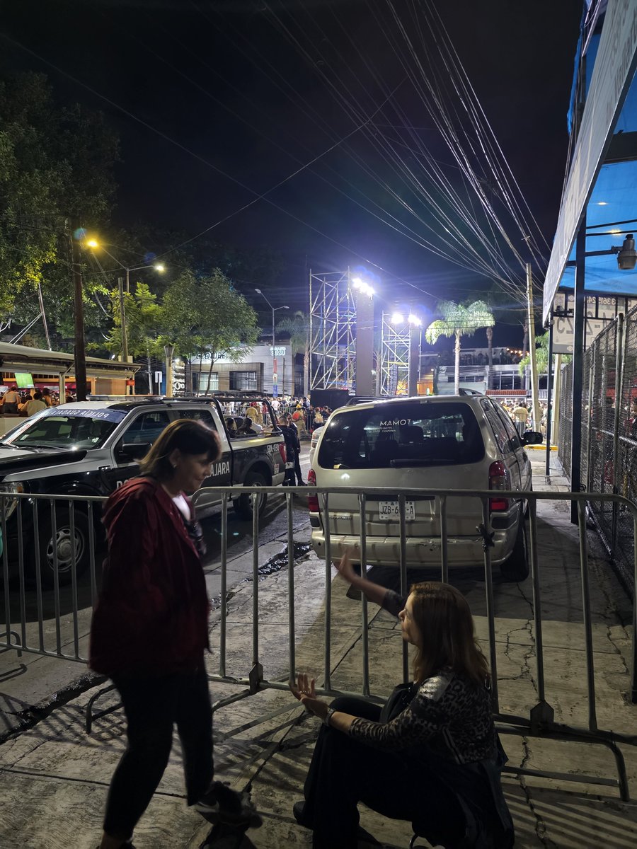 lzepeda's tweet photo. Que gachos los policías que ni a los vecinos de Vallarta Poniente que soportan todas las molestias, los dejan acercarse un poco a la calle.

Ellos, descansando. Las vallas a 20mts de la esquina. 

Tache!!!!! Cero cortesía con los vecinos por parte de la organización. https://t.co/OWSzsNQTBK