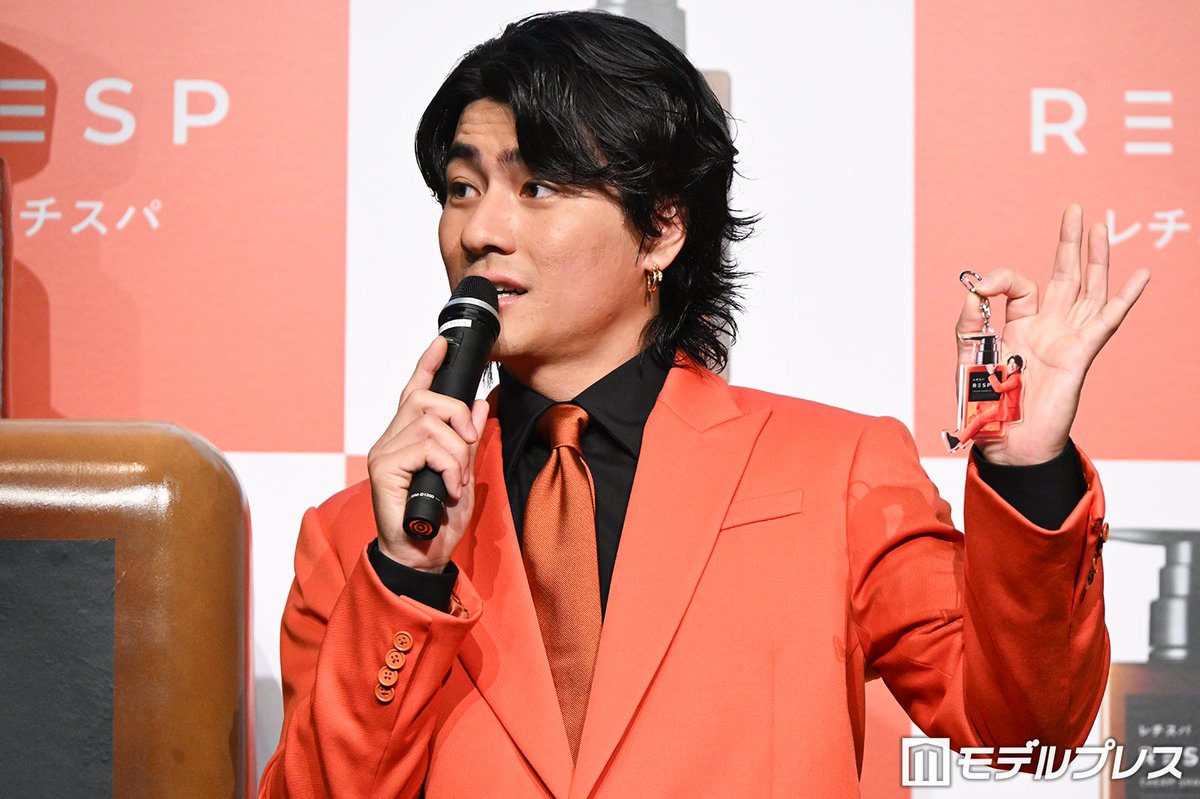 modelpress's tweet photo. SixTONES森本慎太郎、“妖精姿”を自画自賛✨️
「小さくなった自分って意外と可愛いんだなと」

レチスパアンバサダー就任＆新CM発表会🧴
https://t.co/gZs0s3Lt5p

「SixTONESというグループにいるんですけど、メンバー6人を比べると割とおっきい方の人間なので…」 https://t.co/nJXa06On6D