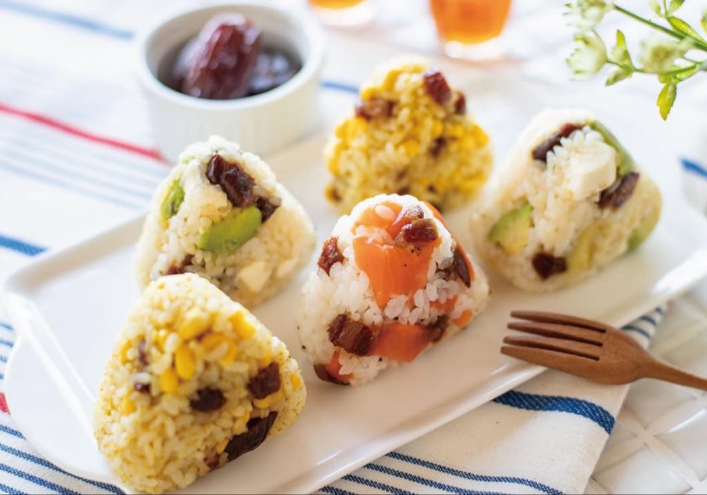 dates_kun's tweet photo. 今日はおにぎりの日！
お昼ごはんにどうぞ🍙
やさしい甘味でほっとするで〜つ💭 https://t.co/HwGCxIOisl