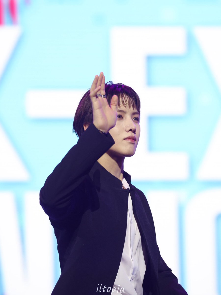 Suiltopia's tweet photo. 260617
Ingigayo in Paris
#82MAJOR  #에이티투메이저
#조성일 #CHOSEONGIL https://t.co/AaIWkb6WX3
