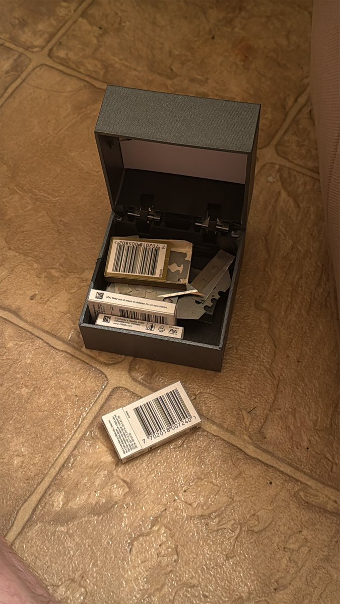 fuchs_cuts's tweet photo. Da box https://t.co/bUcUyrBxxP