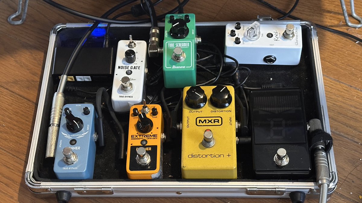 ペダルエフェクター並べるの楽しい。使ってるのほぼMXR distortion+と