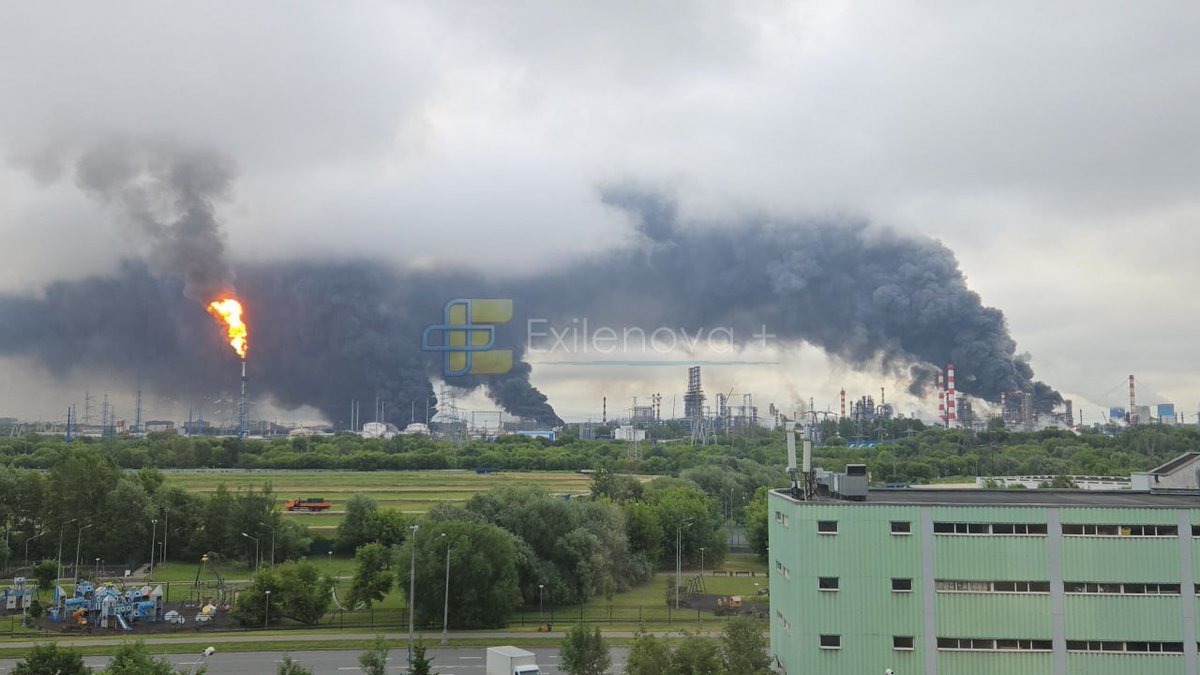Grimm_Intel's tweet photo. The refinery in Moscow has been struck for the second day in a row. Extensive damage can be seen 

PoV 55.65496760995789, 37.77654649976345

Image source https://t.co/29EmHMMa5C

@FaytuksNetwork @GeoConfirmed @UAControlMap https://t.co/cEbRx6ebBI