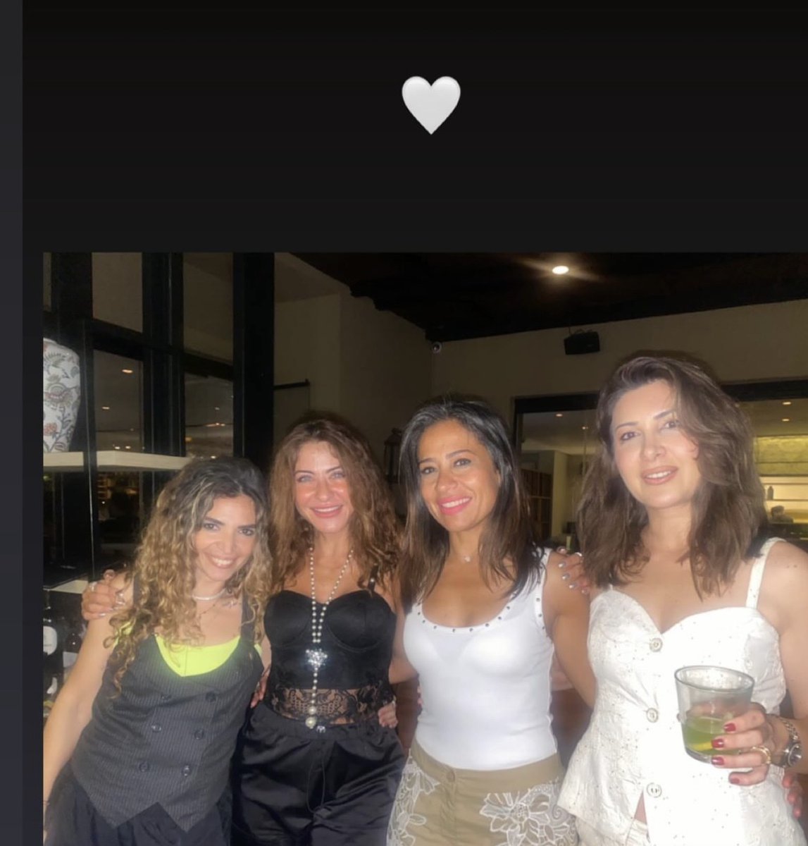 1celegram's tweet photo. هيدي كرم مع صديقتها بإطلالة جريئة وأنيقة، حيث ترتدي "توب" أسود بتصميم الكورسيه والدانتيل مع قلادة لؤلؤ طويلة. https://t.co/rAjyVoZSme