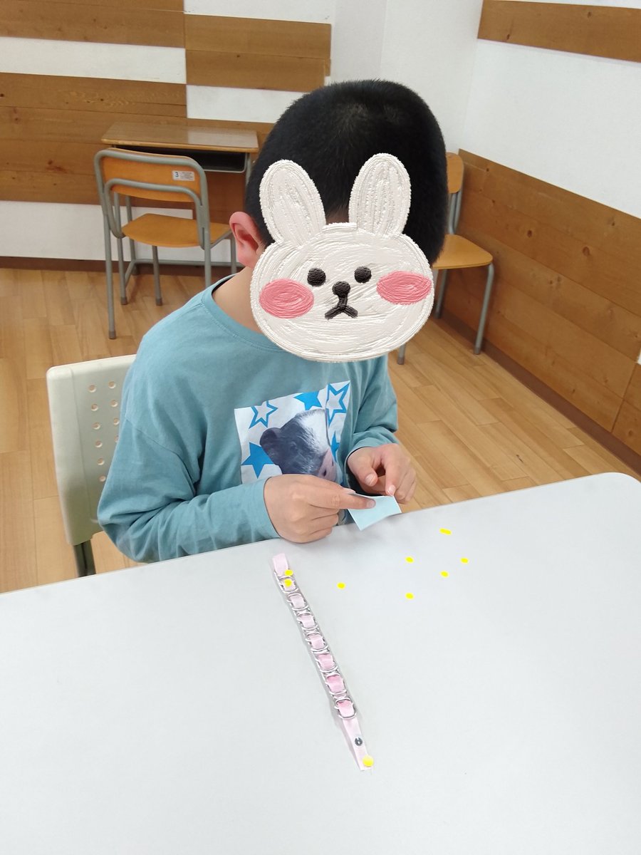 attomitsuke's tweet photo. プルタブを使って工作をしました😊
リボンでつなげて目をつけるとヘビみたい😳
きれいに色を塗ってからつなげたり、楽しい工作の時間でした✨

#放課後等デイサービス　#放デイ　#あっとほーむ見附 https://t.co/awTDtWIBUk