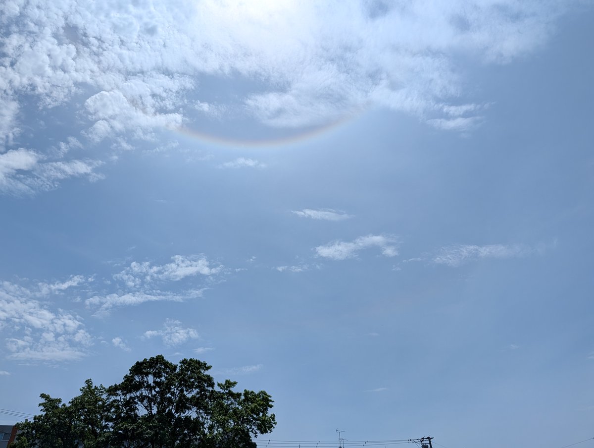 sky_kihs's tweet photo. 不明瞭ながら長大な環水平アークの姿が見えている気がします #halo_jp #イマソラ https://t.co/GpbLCUbTW3