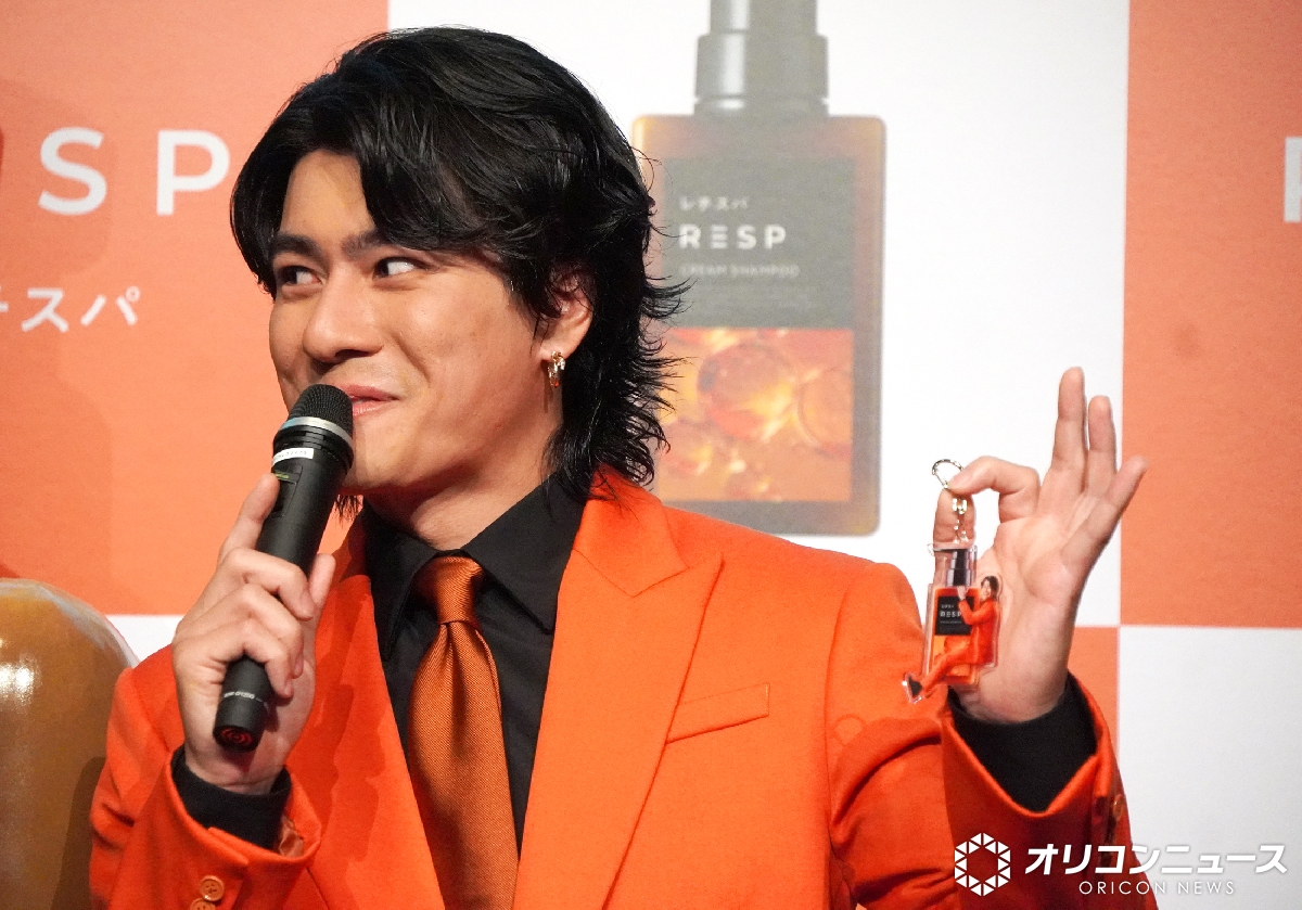 oricon's tweet photo. SixTONES森本慎太郎、ソロCM出演❗️
“小さいサイズ”に変身ししがみつく
⠀
「意外とかわいい」
「慎太郎、小っちゃくなってもいけるんだな」
https://t.co/8UIpuI9cQk
⠀
レチノール配合シャンプー『レチスパ』
ブランドアンバサダー就任＆新CM発表会 https://t.co/iwxN981jr3