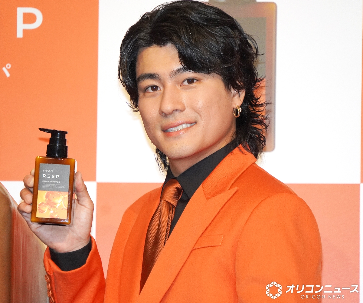 oricon's tweet photo. SixTONES森本慎太郎、ソロCM出演❗️
“小さいサイズ”に変身ししがみつく
⠀
「意外とかわいい」
「慎太郎、小っちゃくなってもいけるんだな」
https://t.co/8UIpuI9cQk
⠀
レチノール配合シャンプー『レチスパ』
ブランドアンバサダー就任＆新CM発表会 https://t.co/iwxN981jr3
