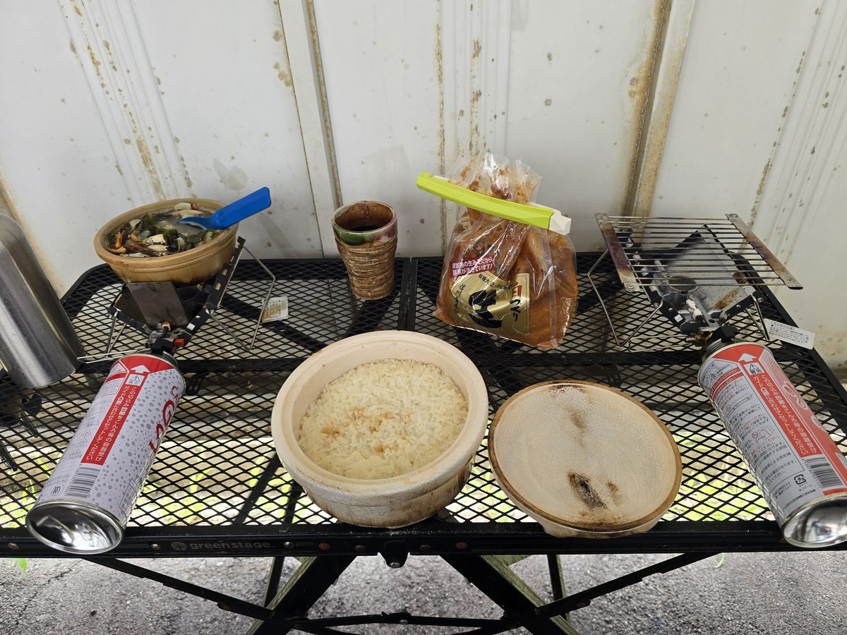 hiyoko25eri's tweet photo. 会社ランチ（cb缶2バーナー調理）

白米炊飯、味噌汁、ぬか漬け、コーヒー

＃st-320x2台
＃hime 土鍋スキレット&amp;シェラカップM
＃四毒抜き https://t.co/xVtWezIizU