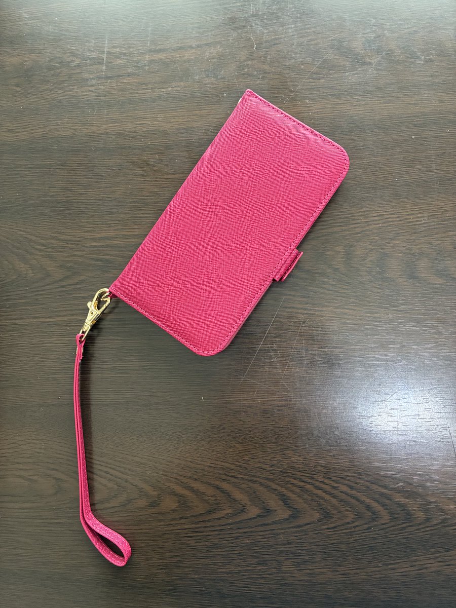 asapo0930's tweet photo. ヨドバシから謎のゆうパックが届いた。私『夫氏、これは何？』夫『いや、君のスマホケースぼろぼろだったから、買った』。なんて気が利くんだ！！私は持ち物に無頓着なところがあり、多少ぼろぼろでも使い続けてて、でも夫氏は気になってたらしく、注文してくれた。ありがとー☺️ https://t.co/2tMHjrmL5b