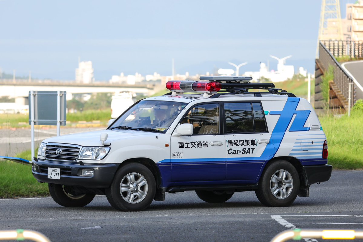AURIS_414's tweet photo. 国土交通省 九州地方整備局 九州技術事務所

情報収集車

配備:平成15年

車内に幾つかのカメラを装備し、衛星通信アンテナを用いて走りながら映像を伝送するので広い範囲の情報収集が可能です。 https://t.co/O86Sah8UEv