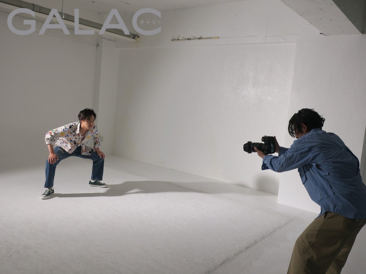 houkon_jp's tweet photo. 【放送専門誌 #GALAC】
「GALAC」2026年8月号(7/6発売)の表紙を飾るのは、7月期月9ドラマ「#ブラックトリック ～裁きを操る弁護人～」（フジテレビ）出演の #戸塚純貴 さん！10月には舞台『#二階堂朝陽は助けに来る』への出演も控えています。
メイキングをお届けです📸

公式オンラインショップにて予約販売スタート！
お求めの方はぜひご利用ください。
🛒https://t.co/iPorzzTR3q