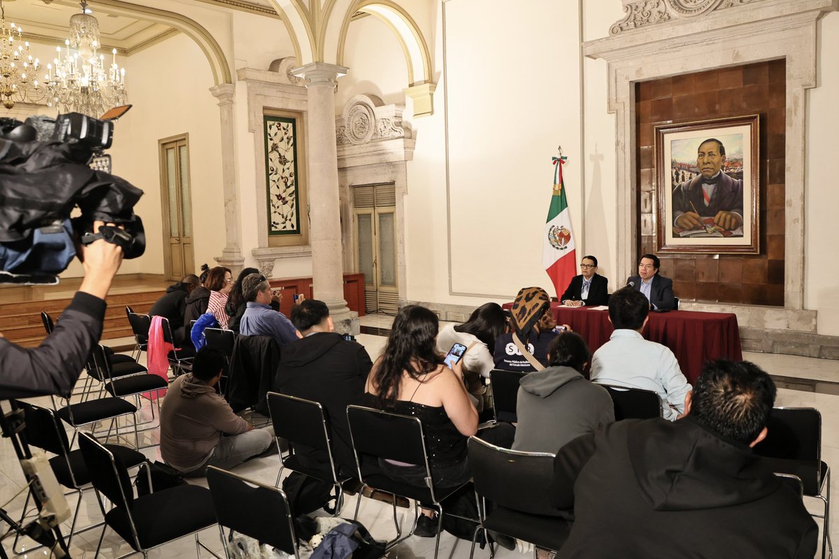 rosaicela_'s tweet photo. En conferencia de prensa informamos que el diálogo de la @SEGOB_mx, @SEP_mx e @ISSSTE_mx con la CNTE continuará para atender las demandas de maestras y maestros. Además, se les invitó a realizar las mesas de trabajo en las entidades federativas en beneficio del magisterio. 🇲🇽 @Claudiashein @mario_delgado