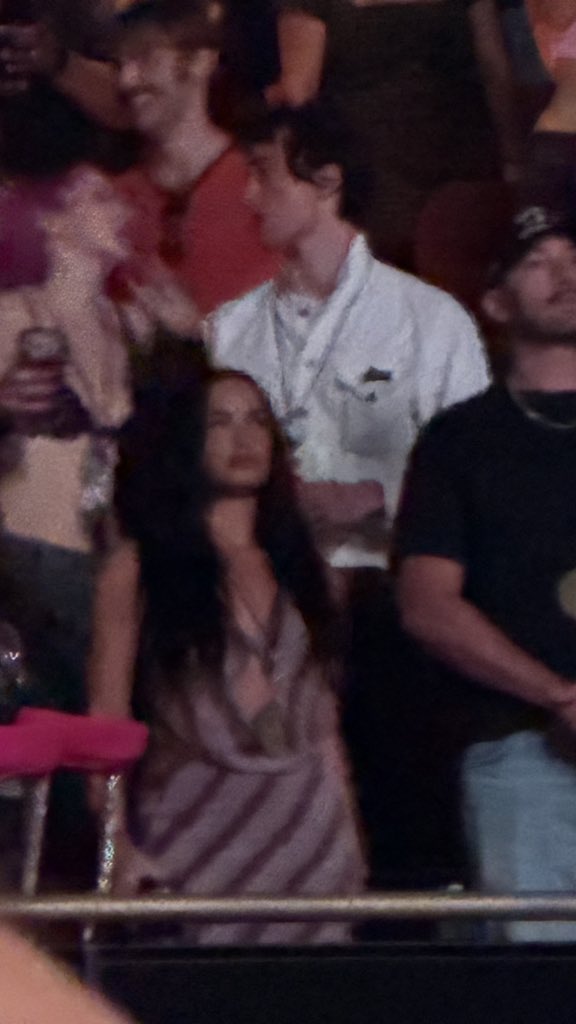 infoari's tweet photo. 🚨 DEMI LOVATO NA CASA

A cantora e amiga de Ariana Grande está presente hoje na eternal sunshine tour. https://t.co/eIE7KyKgIy