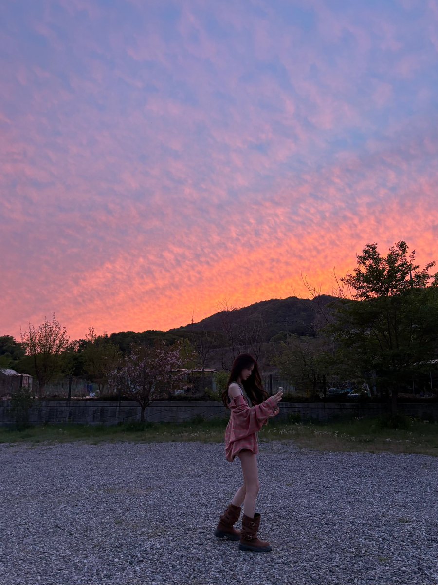 jeebbangjm's tweet photo. the new background pic is so pretty! the sky is pretty but with jeemani in it makes it look even prettier!! 🤭

🐻: I think I found it
🐻: ㅋ
🐻: ㅋㅋ
🐻: Hold on a sec!!
🐻: How is it??
🐻: I'm in it and the sky is so pretty too
🩵: Where? https://t.co/2ynNhsVpAo