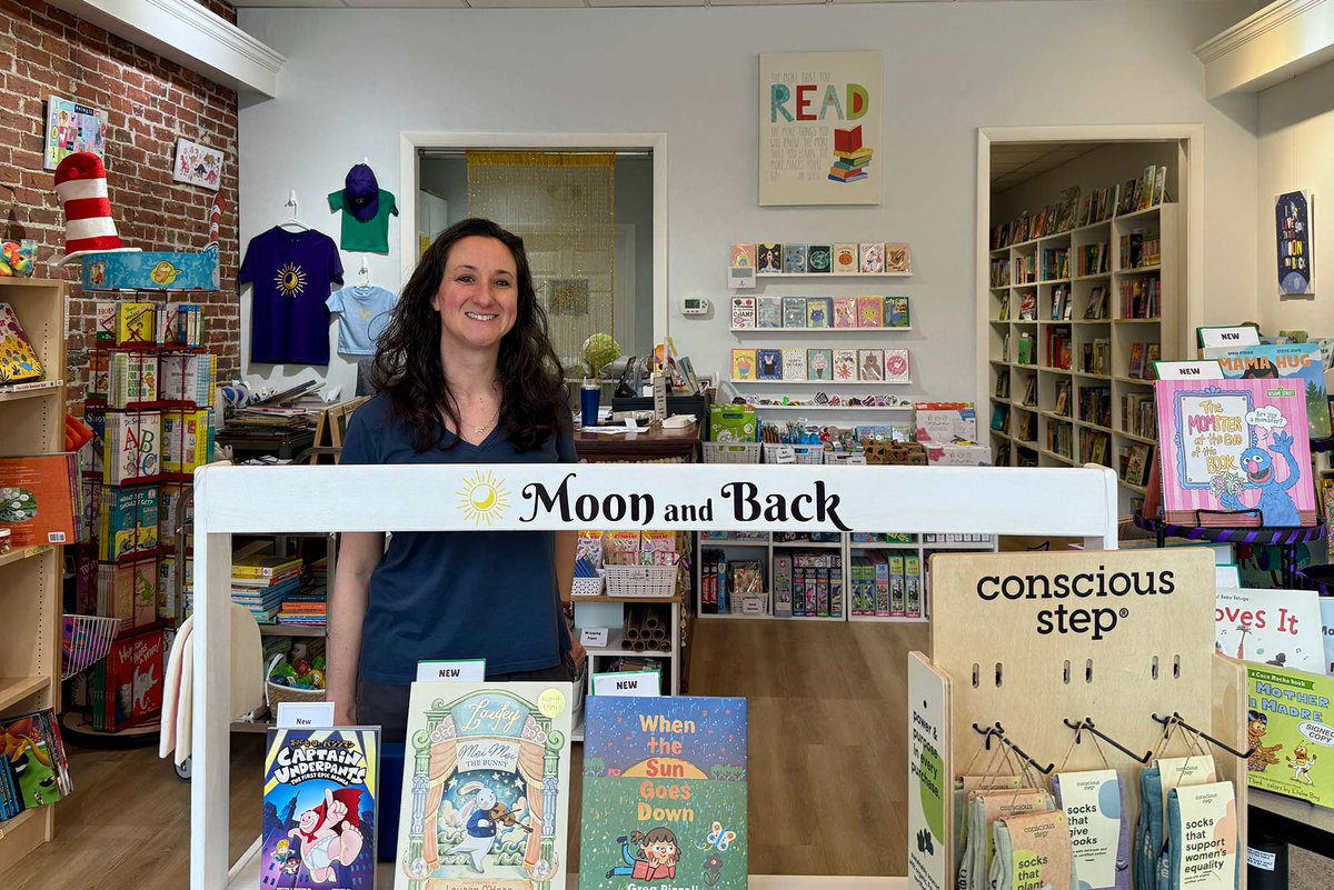 bualumni's tweet photo. Inspired by her own children, Michelle Smith (SHA’11) opened Moon and Back Bookstore. The storefront in Medford, MA, is designed to create a space where young readers can discover a love of reading and find books based on their interests 📚

Read more ➡️ https://t.co/9CTl9sGXwB https://t.co/6FpJsjQo3c