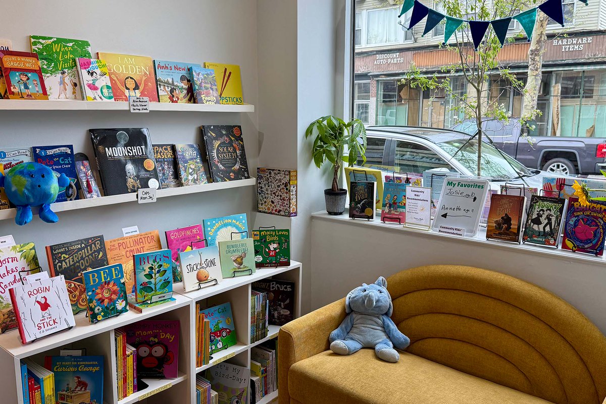 bualumni's tweet photo. Inspired by her own children, Michelle Smith (SHA’11) opened Moon and Back Bookstore. The storefront in Medford, MA, is designed to create a space where young readers can discover a love of reading and find books based on their interests 📚

Read more ➡️ https://t.co/9CTl9sGXwB https://t.co/6FpJsjQo3c