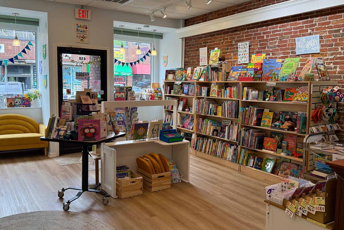 bualumni's tweet photo. Inspired by her own children, Michelle Smith (SHA’11) opened Moon and Back Bookstore. The storefront in Medford, MA, is designed to create a space where young readers can discover a love of reading and find books based on their interests 📚

Read more ➡️ https://t.co/9CTl9sGXwB https://t.co/6FpJsjQo3c