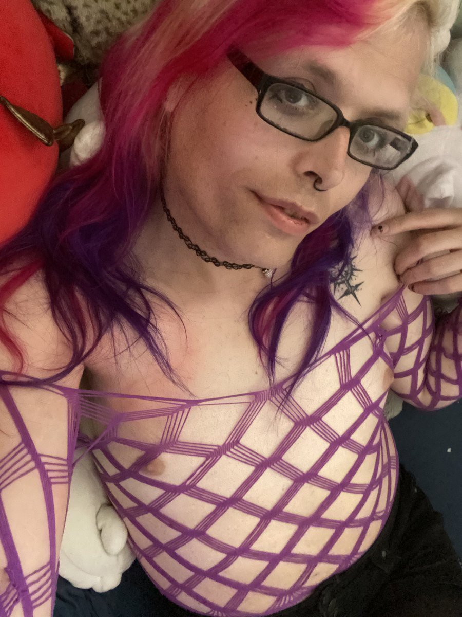 dumtransgorl's tweet photo. Dyed my hair, I bet it’d look better with a hand around my throat ~ 💜 https://t.co/rlCREwQGaT