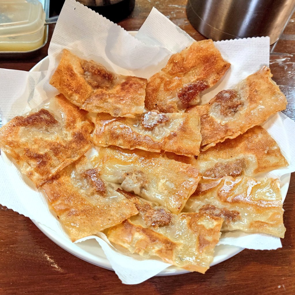 freedonian's tweet photo. ワイルドな熟成と強い塩味のスープ、そして何故かサービスでつくサラダでお馴染みの、ジャンクション近くの名店。

揚げワンタンは思わぬヒット。一人で来ても注文してしまうかも。 https://t.co/yvyIVuhnMb