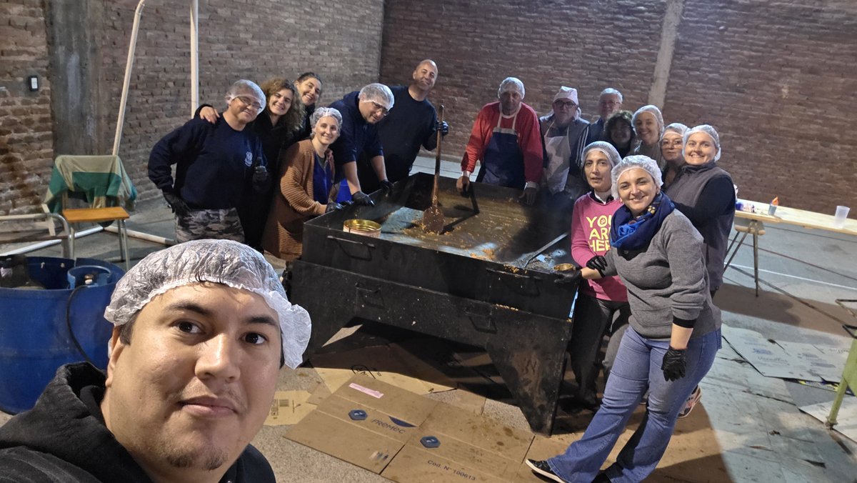 MarioMargarit's tweet photo. Miércoles 17. Noche del martes en la 437. Otra gran venta con este equipazo! Cooperadora activa. Gimnasio con más de 550 porciones vendidas y entregadas en tiempo récord! Semana aniversario del eterno Moreno. Flyer publicado hoy modo agradecimiento! Siempre Avanti con Ellos! Uf! https://t.co/TZp0m5TzqB