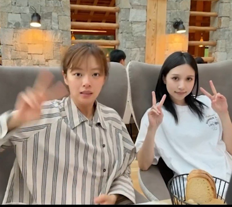 SuperYooJ's tweet photo. #Them shippers badly want the Orlando Date meal for their ship so bad lmfaoo ๐คฃ๐คฃ Unfortunately for yall, cos Jeongyeon was the one who invited Mina and both of them enjoyed it so much, that they posted it immediately after their date. Should I say more? ๐๐
#stickwithfacts
Me: https://t.co/7532WFSTvP