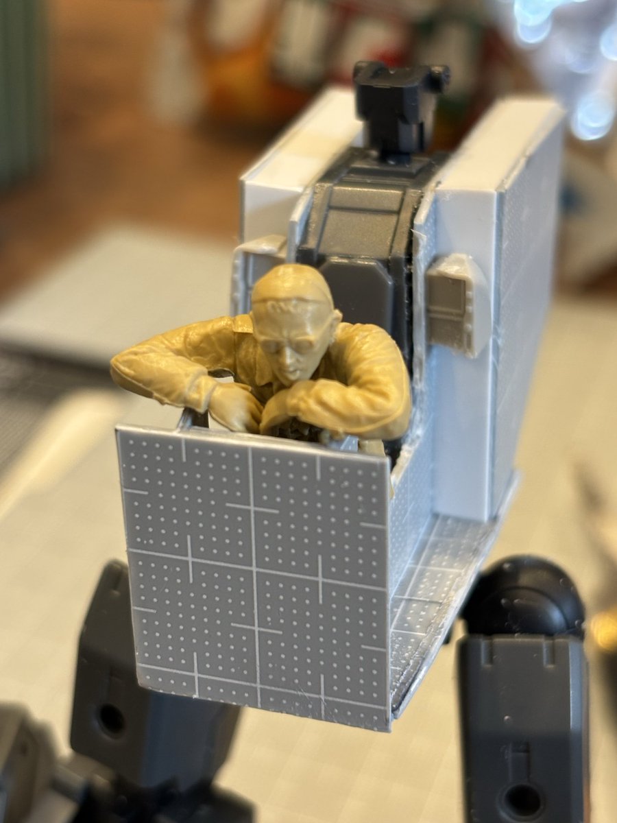 takemai100's tweet photo. #フロントミッションオルタナティブ
コクピットっぽいもの作成。
1／35スケールのフィギュア（上半身）を乗っけてみた。前屈みになっている感じだけど、窮屈そう。 https://t.co/1Y0jveB3yp