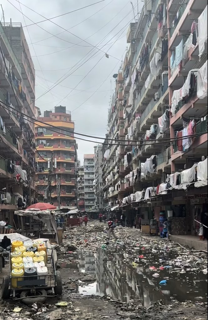 AdittyRajput's tweet photo. Somewhere in Mumbai 

Ooops Sorry, This is Superpower China 😎 https://t.co/Qerluw4jpC