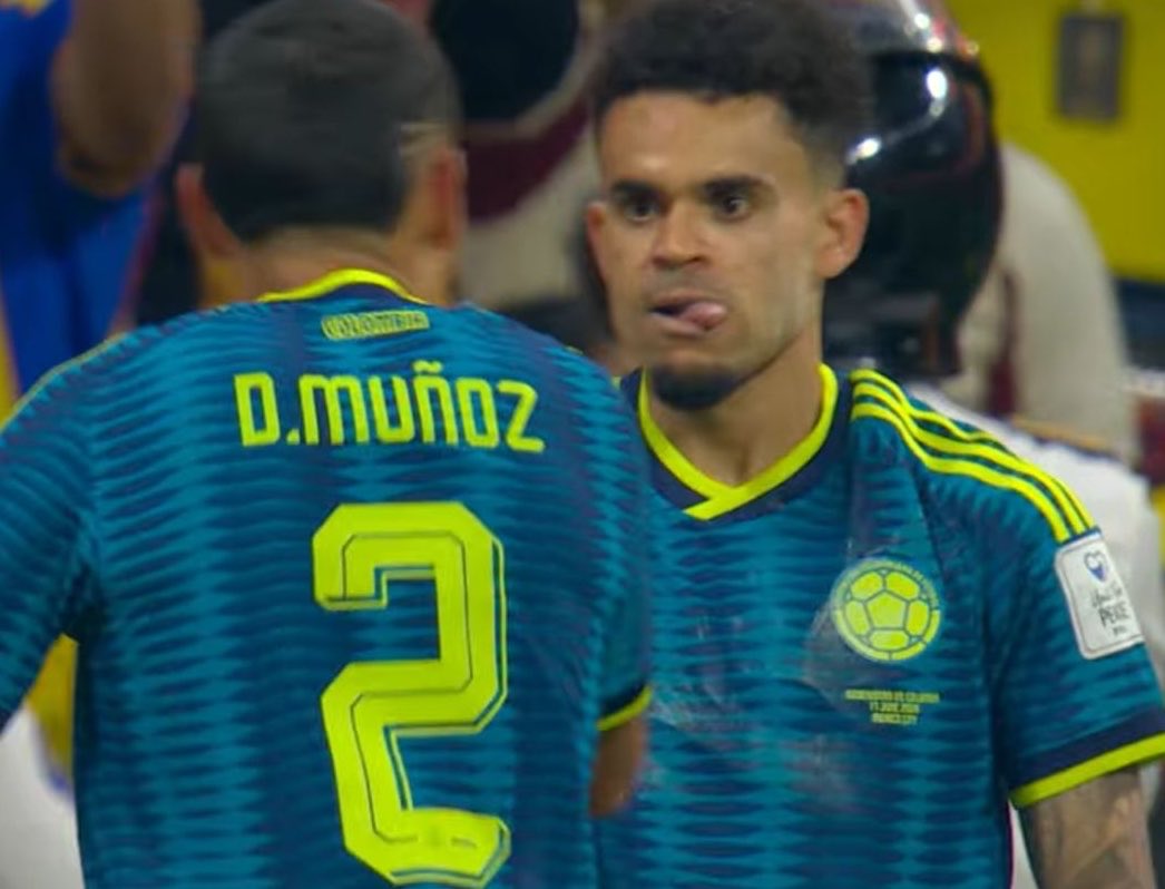 PmgVideos's tweet photo. RT @Pesgrau: LUIS DIÁZ NÃO DEIXOU UZBEQUISTÃO SE ULUDIR KKKKKKKK 🇨🇴

Colômbia 2x1 Uzbequistão https://t.co/YsBbYXOVbW