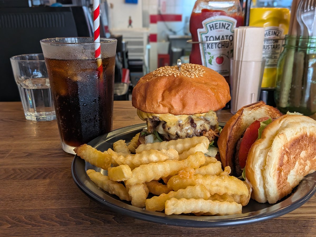 ktank78's tweet photo. 昼飯にバチクソ美味いハンバーガー屋さんへ
ダブルチーズとテリヤキのハーフを喰う
相変わらずここのバーガーはメチャ美味 https://t.co/G5UGtnR8Z7