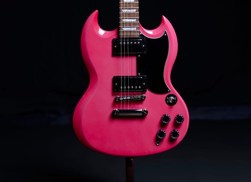hamsguri's tweet photo. qnd i love that he chose pink for the guitar color https://t.co/KaBd7mGYhV