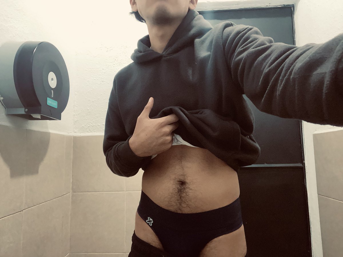 vontysi's tweet photo. Deseando el morbo de los hombres en el gym #gay #gym https://t.co/0GrJZ1cprj
