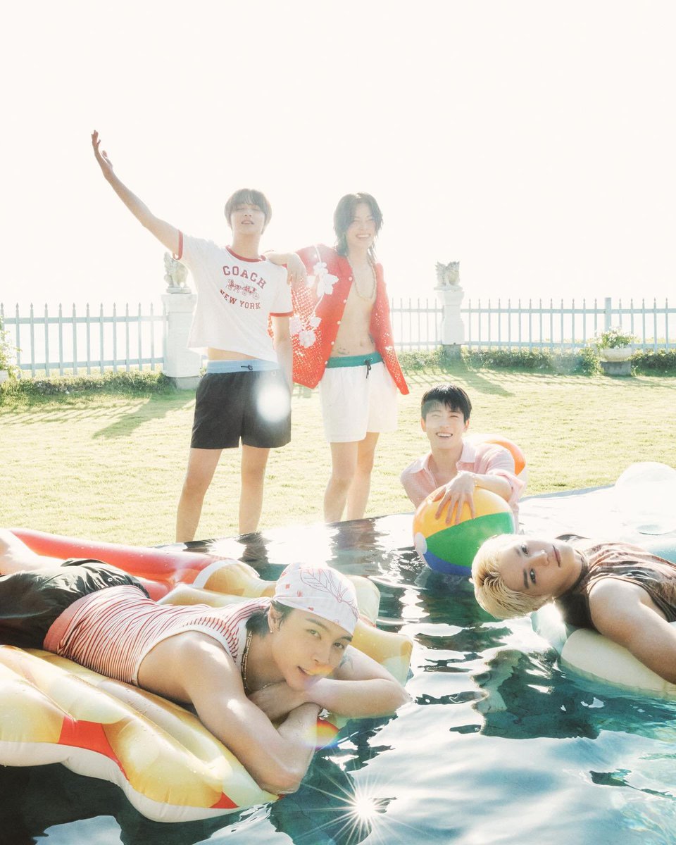 TAEYONG_TH's tweet photo. สัมภาษณ์ของแทยง DAZED KOREA ฉบับเดือนกรกฎาคม 2026

Q. ตลอด 10 ปีที่ผ่านมา มีผลงานสะสมไว้มากมาย ถ้าย้อนเวลากลับไปเหมือหมุนเข็มนาฬิกาได้ที่เวลา AM 01:27 มีเพลงไหนที่อยากร้องใหม่อีกครั้งด้วยน้ำเสียงและอารมณ์ความรู้สึกของตัวเองในตอนนี้ไหม?

แทยง: ถามอะไรใหม่ๆดีนะครับ สำหรับผม Back 2 U (AM 01:27) ครับ ตอนนี้เสียงของผมแหบทุ้มขึ้นกว่าเดิม เลยคิดว่าน่าจะถ่ายทอดเพลงที่มีอารมณ์ลึกซึ้งแบบนี้ได้ดีกว่าเมื่อก่อน

Q. การครบรอบ 10 ปีคงไม่ใช่จุดสิ้นสุด แต่เป็นเพียงการหยุดพักหายใจสั้นๆ ถ้าจะนิยาม 10 ปีข้างหน้าของ NCT 127 ที่กำลังจะเริ่มต้นใหม่ด้วยคำเพียงคำเดียว จะเป็นคำว่าอะไร?

แทยง: อย่าทะเลาะกันเลย Keep Going!

Q. “ชีจือนี่” เป็นชื่อที่ผสมระหว่าง NCT และ Citizen (พลเมือง) งั้นช่วยฝากจดหมายสั้นๆ ถึงเหล่าพลเมืองที่อยู่กับเมืองลองจิจูด 127 องศามายาวนานที่สุดหน่อยได้ไหม?

แทยง: ทุกคน ขอบคุณนะ

Q. NCT 127 เป็นทีมที่เริ่มต้นด้วยคำทักทายว่า “To the world” ถ้าให้แนะนำเพลงที่เข้ากับ 'ตอนนี้ วินาทีนี้' ที่เดินทางข้ามผ่านเวลามาถึง 10 ปีมากที่สุด จะเป็นเพลงไหน?

NCT 127: คำตอบแบบนี้ต้องตอบให้ตรงกันสิครับ งั้นพวกเราจะตอบพร้อมกันนะ
หนึ่ง สอง สาม! “Paradise!”

#แทยง #태용 #NCT태용 #TAEYONG