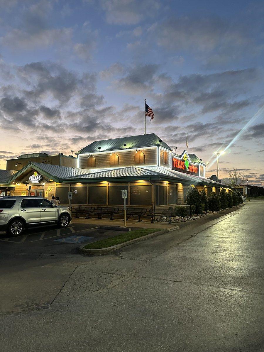 FreddyLA7's tweet photo. Last evening in Texas and dinner at Texas Road House.😋

I think that‘s the perfect way to end our trip here. https://t.co/ihThe4h5c9