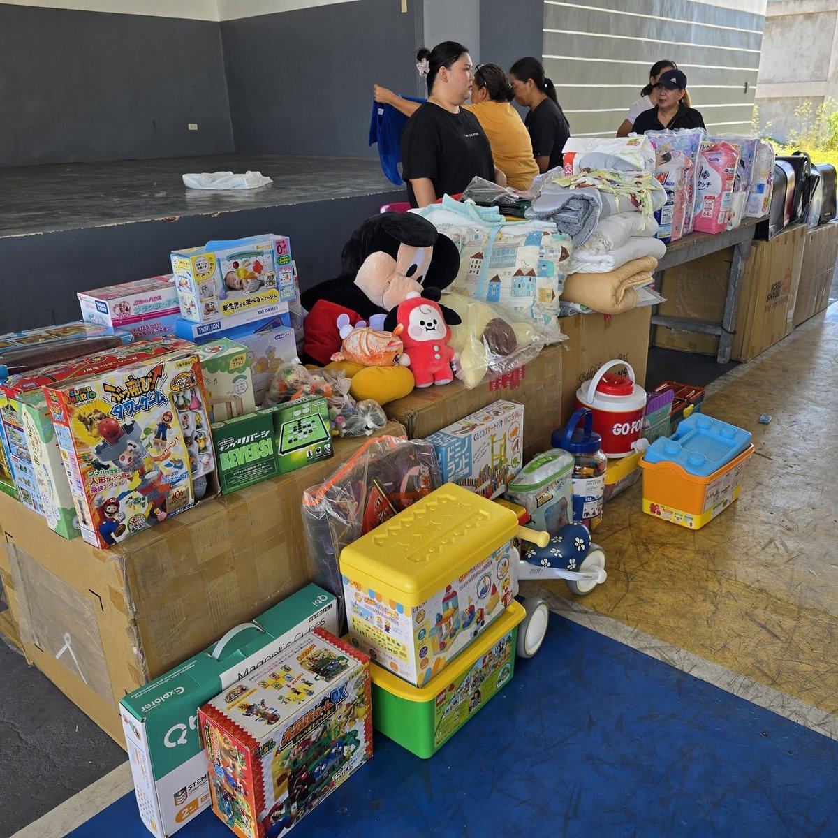 worldgift_'s tweet photo. 子どもたちが集まった理由。

日本のご家庭から、おもちゃやぬいぐるみ、ベビー用品などが届きました。

子育てをしていると、

いつの間にか使わなくなったおもちゃ。

サイズが合わなくなったベビー用品。

大切にしていたぬいぐるみ。

そんな物が少しずつ増えていきます。

思い出があるから捨てにくい。

まだ使えるから捨てるのはもったいない。

そう感じる方も多いと思います。

今回届いた物も、そんなご家庭から託して頂いた物ばかりです。

子どもたちは何があるのか興味津々。

ぬいぐるみを見つけて喜ぶ子。

おもちゃを手に取って笑顔になる子。

ベビー用品を必要としているご家庭もあります。

日本では役目を終えた物でも、別の場所ではこれから活躍する物がたくさんあります。

ご寄付頂いた皆様、本当にありがとうございます。

皆様の優しさは、しっかり子どもたちへ届けさせて頂いています。

もしご自宅に、

「もう使わないけれど、まだ使える物」

がありましたら、思い出と一緒に託して頂けると嬉しいです。

捨てる前に、もう一つの選択肢を。

寄付方法は簡単です。

① バッグや紙袋、段ボールなどに詰める

② プロフィールリンクから申し込みフォームを入力

③ ご希望の日にご自宅へ集荷

重い荷物を持ち運ぶ必要はありません。

記入済み伝票をドライバーが持参しますので、伝票を書く手間もありません。

実際にご参加頂いた方は、

「思ったより簡単だった」

「片付けのきっかけになった」

など、よろしければコメントで教えてください。

これから初めて参加を検討されている方の参考になると思います。

#片付け #断捨離 #捨て活 #子育て #子育てママ #育児 #育児グッズ #ベビー用品 #おもちゃ収納 #おもちゃ整理 #ぬいぐるみ #思い出整理 #暮らしを整える #家の片付け #もったいない #不用品整理 #子どものいる暮らし #整理整頓 #寄付 #物品寄付 #ワールドギフト #子ども支援 #国際協力 #誰かの役に立つ #捨てる前に