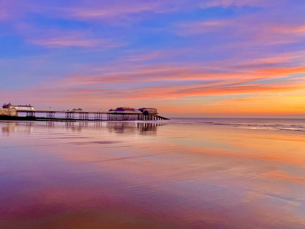 TractorWalking's tweet photo. Just before sunrise at low tide on Cromer beach at 04:14 this morning… @WeatherAisling @ChrisPage90 @StormHour @metoffice #loveukweather #Norfolk #Cromer https://t.co/Q450ewWQIP