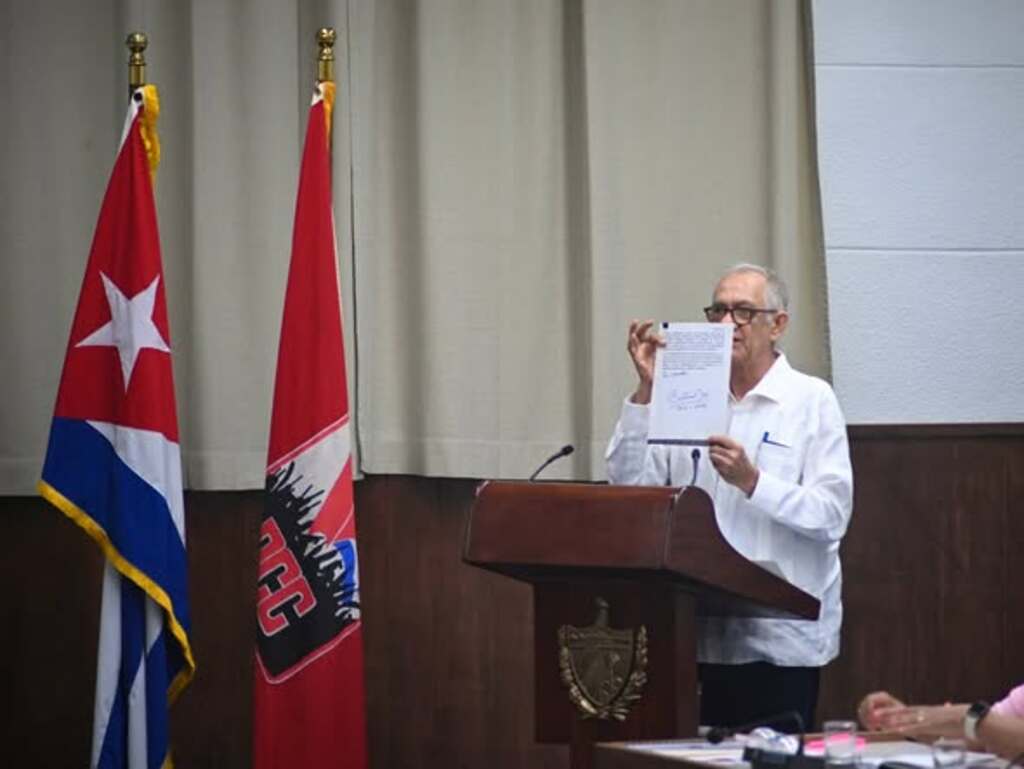 Granma_it's tweet photo. 🇨🇺✅ǀ Il generale dell'esercito Raúl Castro, leader della Rivoluzione cubana, ha approvato le riforme proposte presentate oggi al Plenum straordinario del Comitato Centrale del Partito Comunista di #Cuba (PCC). (PL) https://t.co/OlJ71UvxVe