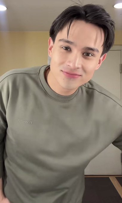 adalu_17's tweet photo. Ralph, whoever is your MUA here, keep him! Finally someone getting the right shade of foundation and contour. Parang no makeup look lang, so natural. Alam mo naman that you are at your most pogi pag natural lang.

MISS QnA HURADO RALPH
#RalphdeLeon | Ralph de Leon https://t.co/hCn4BPRjS7