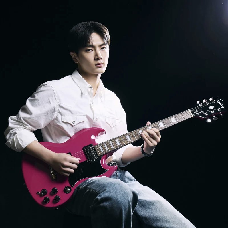 catstarpjs's tweet photo. LIKE FATHER                      LIKE SON 

#JAYxEpiphone #ENHYPEN_JAY
#제이 #ジェイ #JAY #엔하이픈_제이 https://t.co/hzGTQYlpiB