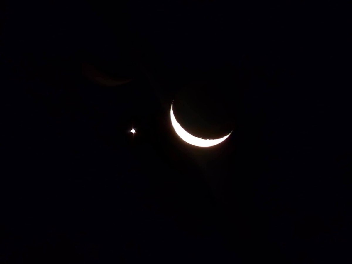 Bruja_ann's tweet photo. Podría admirar tantas cosas, 
pero el cielo es tan vasto, 
que cualquier cosa que pasa ahí
es un reflejo de lo que veo aquí... consuela al alma como un milagro.

#BuenasNoches
#Luna junto a #Venus https://t.co/B5OS9YEVcw