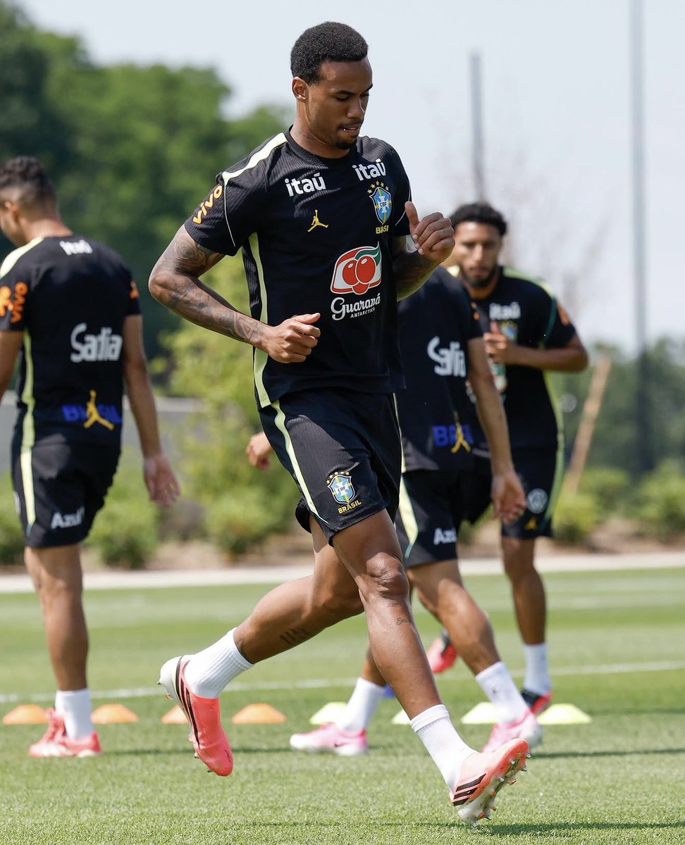 futebol_info's tweet photo. 🚨🇧🇷 Treinos do Brasil indicam precaução com Gabriel Magalhães e Raphinha.

O zagueiro tem desgaste na coxa esquerda e a cautela existe para que não vire lesão, enquanto o atacante cuida de bolhas no pé.

Léo Pereira e Martinelli foram os escolhidos no treino desta quarta-feira.

🗞️ @geglobo 
📸 Rafael Ribeiro e Nelson Termé/CBF