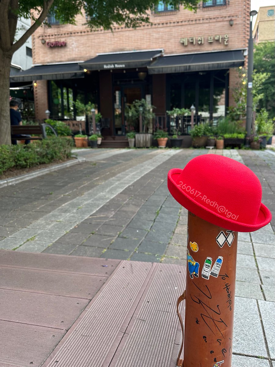 redhatgal_'s tweet photo. [🚩태오투어39-1-2 泰伍之旅39-1-2]

接續昨天的板橋踩點
上次忘記請家人幫忙拍我背著映禾畫筒的打卡照
所以這次第二次來這家咖啡店幫自己好好拍一拍🥰

📸 2026.06.17

#런온 #RunOn #奔向愛情
#강태오 #KangTaeOh #姜泰伍 https://t.co/l6OnaQYitO