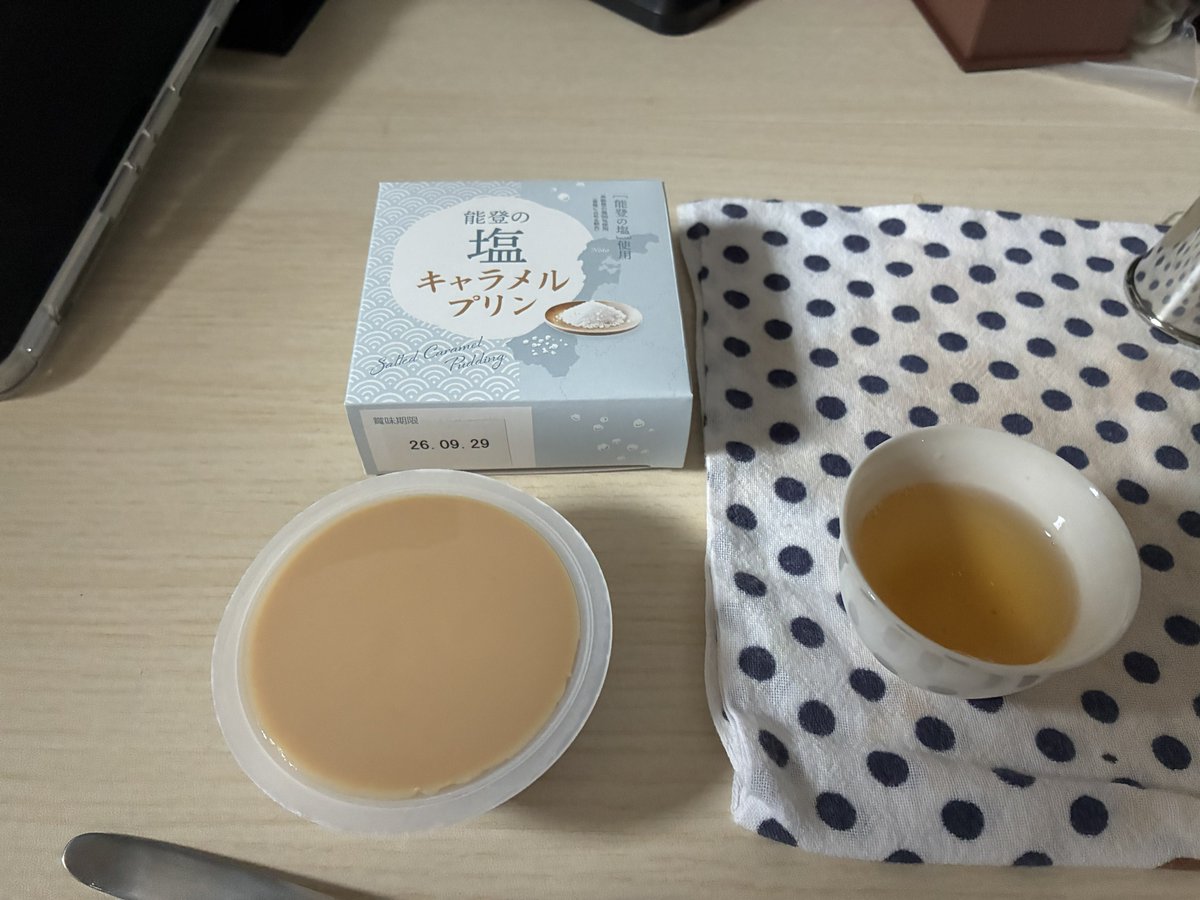 offtooon_tea's tweet photo. 昼茶
お土産で頂いたプリンと鳳凰単叢 通天香 https://t.co/b0Bs1oyRtO