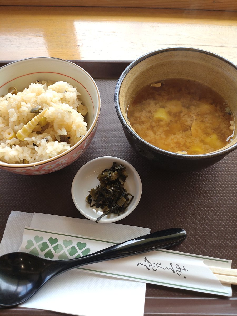 a_raikoh's tweet photo. 北信濃の旬の味覚タケノコ汁。この時期はスーパーに大量のサバ缶が並ぶ https://t.co/v6cknTRiGg